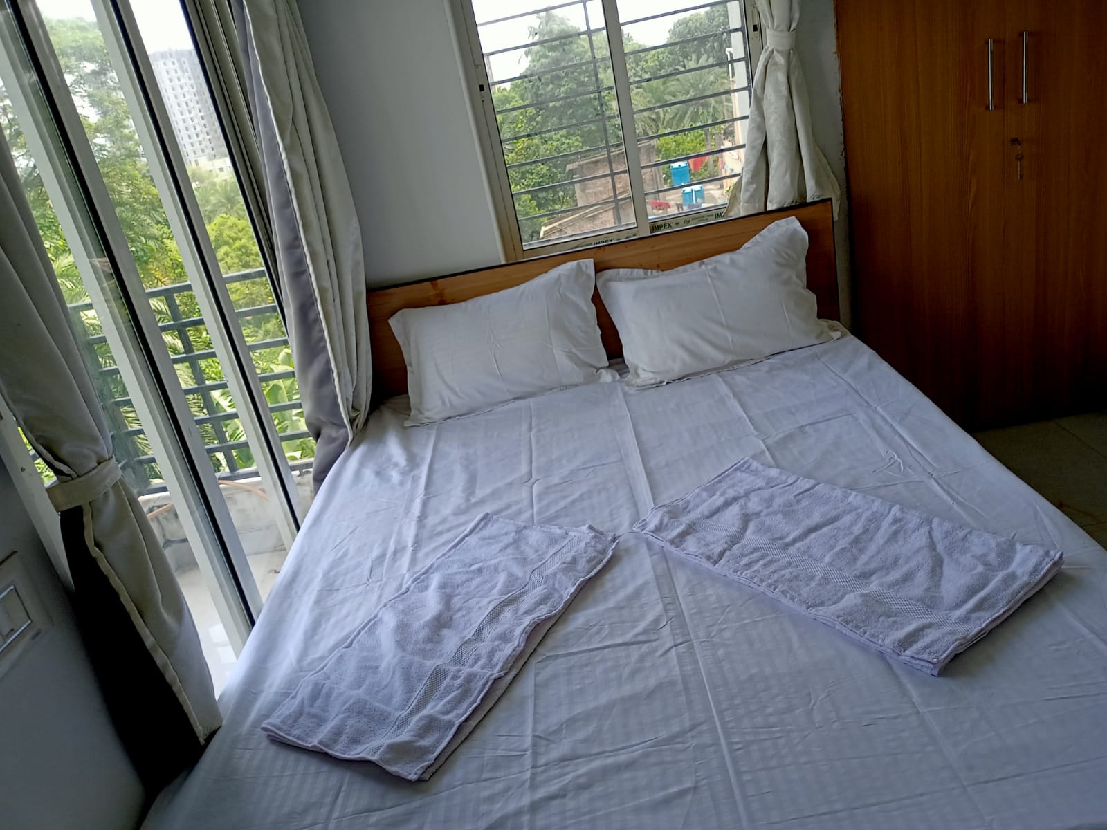 Clean AC Double Bed with Fresh White Linens & Towels
